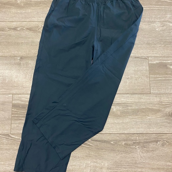 Lululemon capris - size 6 - Picture 3 of 4